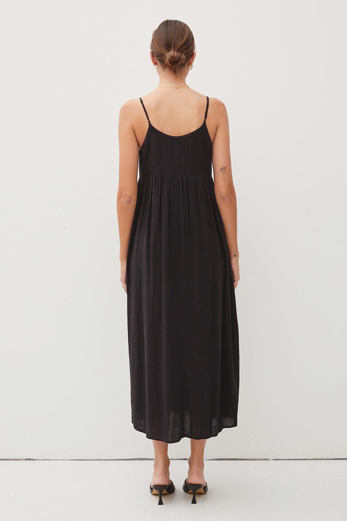 black v neck midi dress Black Sleeveless V-Neck Midi Dress Medium