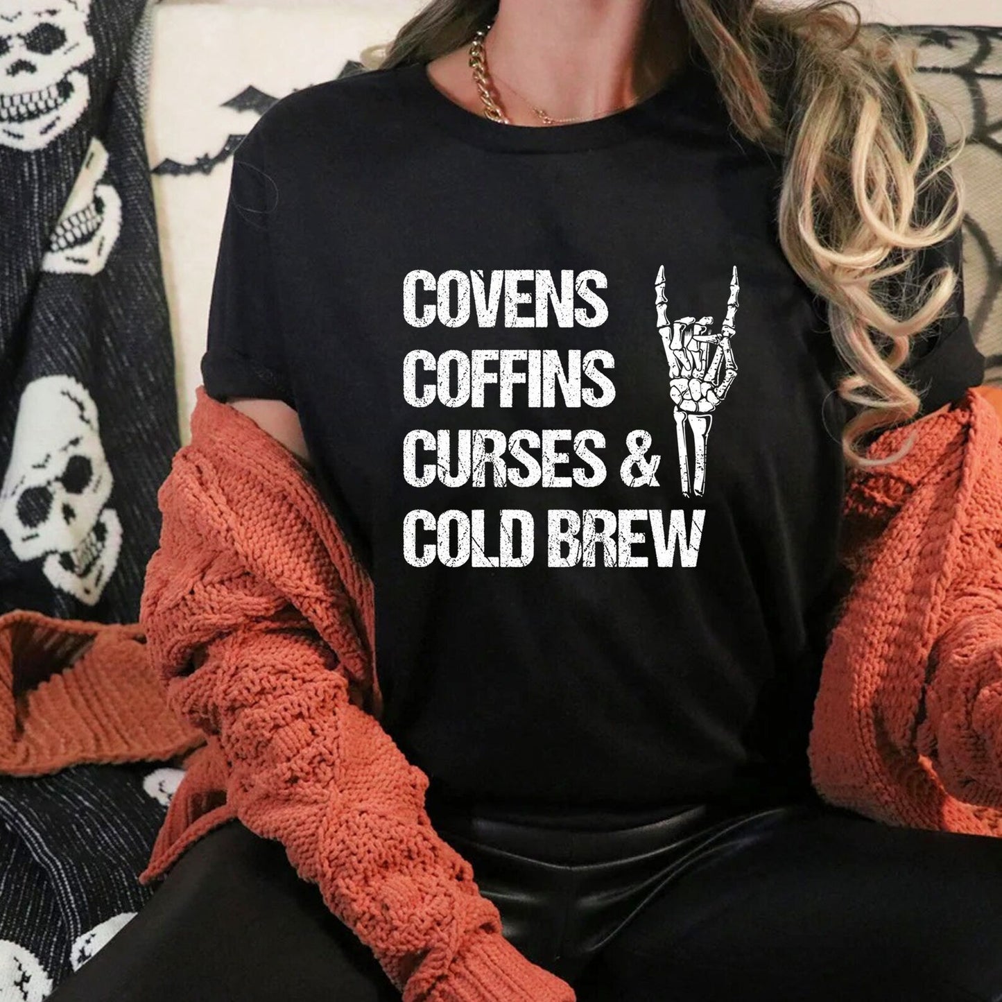 Covens Coffins Curses Camiseta gráfica Cold Brew (Vintage)