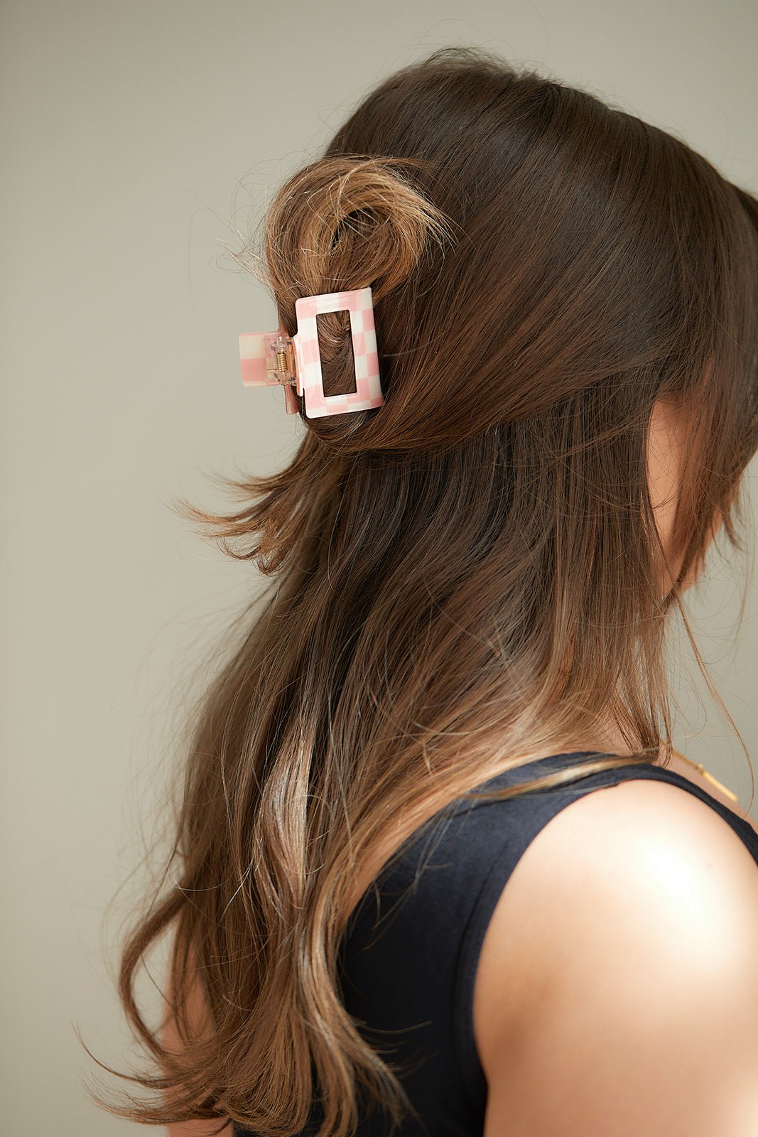 Checkered Claw Clip in Pink (Online Exclusive) - Uptown Boutique Ramona