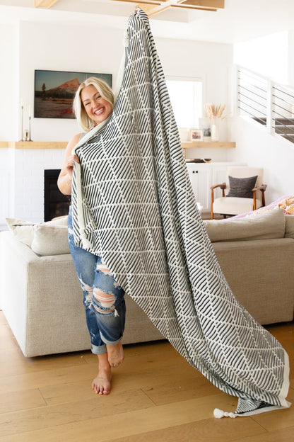 Everett Blanket Single Cuddle Size in Black & White (Online Exclusive) - Uptown Boutique Ramona