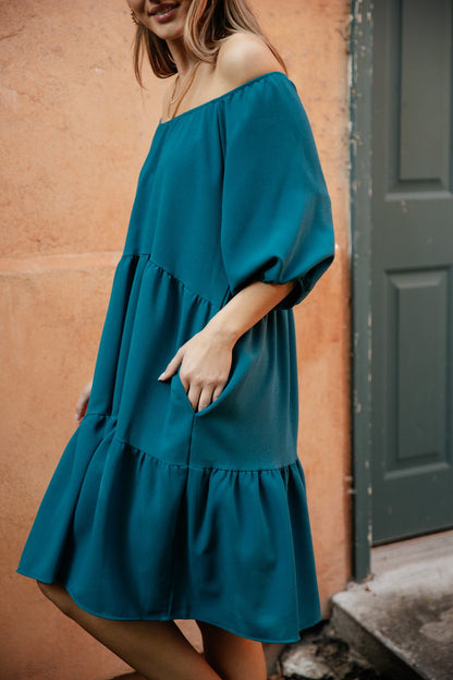 Vestido verde azulado con gradas (exclusivo en línea)