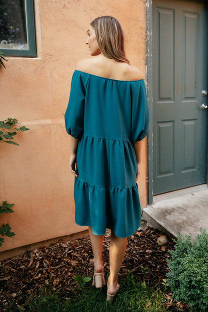 Vestido verde azulado con gradas (exclusivo en línea)