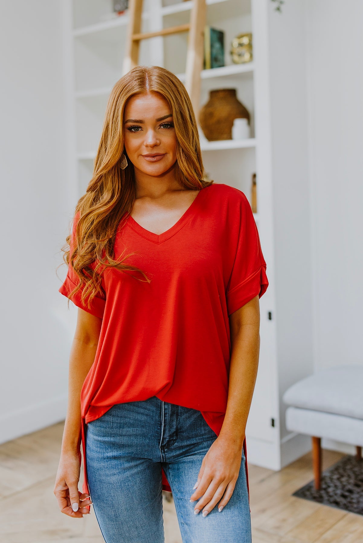 Camiseta roja con cuello en V de Easy Mornings (exclusivo en línea)