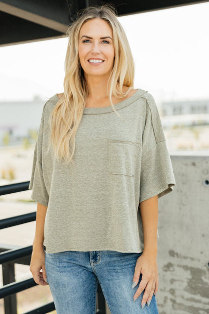 Camiseta Hannah en oliva desteñido (exclusivo en línea)