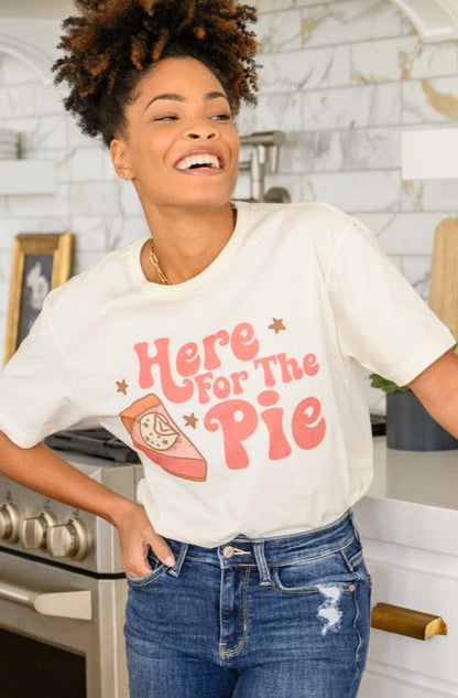 Camiseta color crema con gráfico de Here For The Pie (exclusivo en línea)