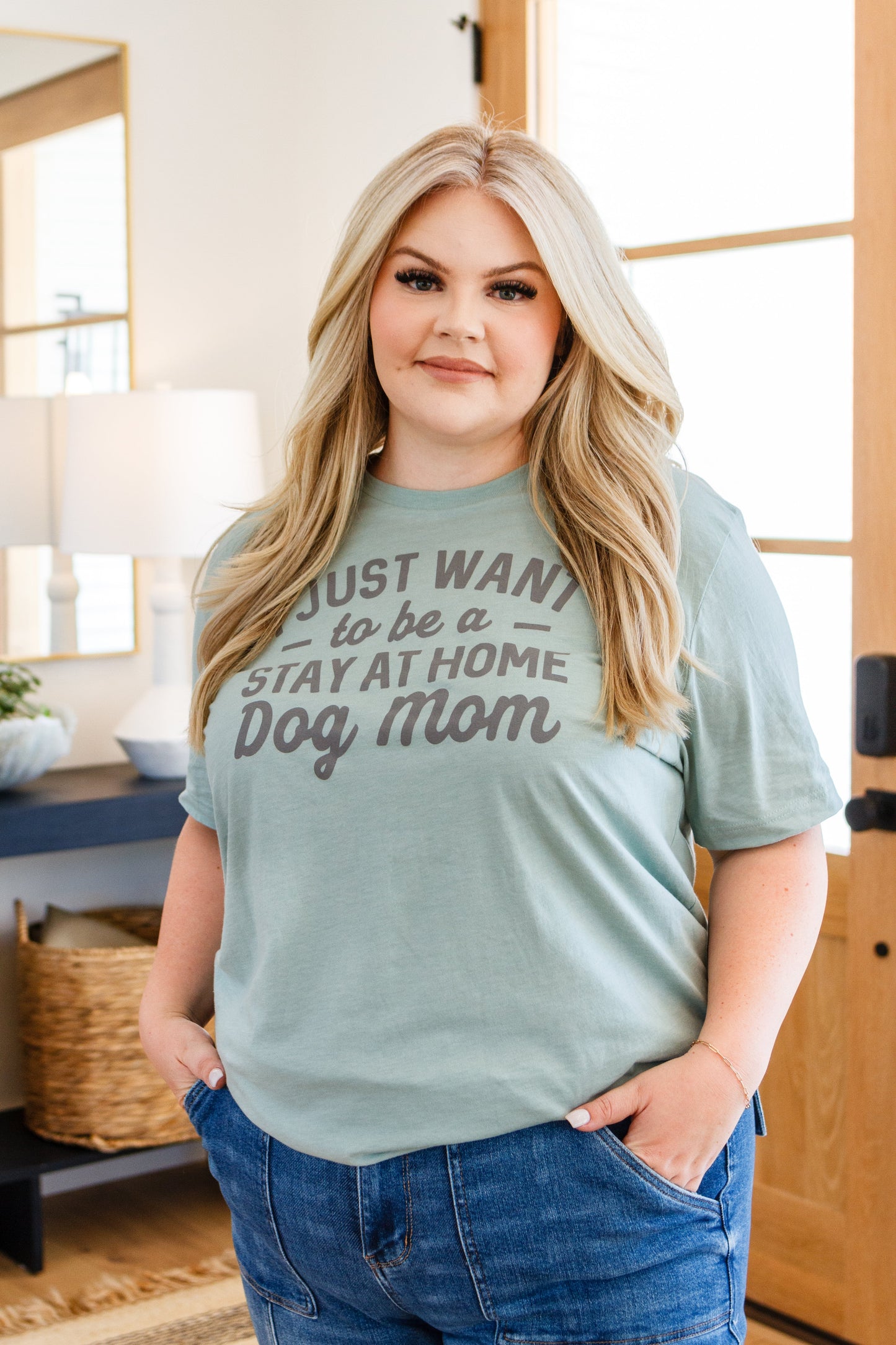 T-shirt graphique Stay At Home Dog Mom (exclusivité en ligne)