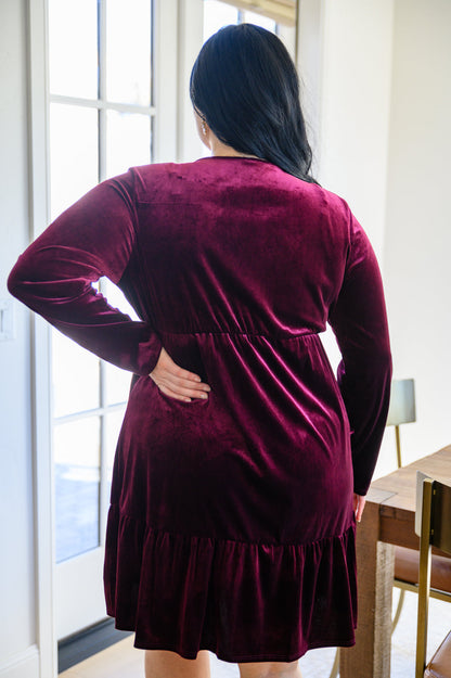 Vestido Jentsyn de terciopelo con cuello en V en color vino (exclusivo en línea)