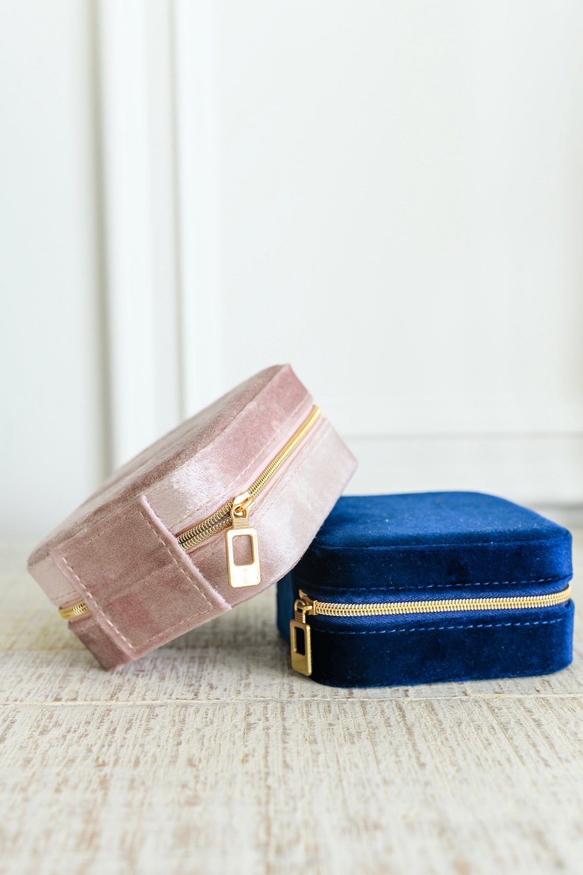 Boîte à bijoux en velours conservée et portée en bleu marine (exclusivité en ligne) 