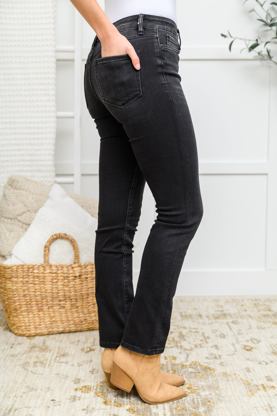 Kortney Mid Rise Straight Leg Jeans In Washed Black (Online Exclusive)