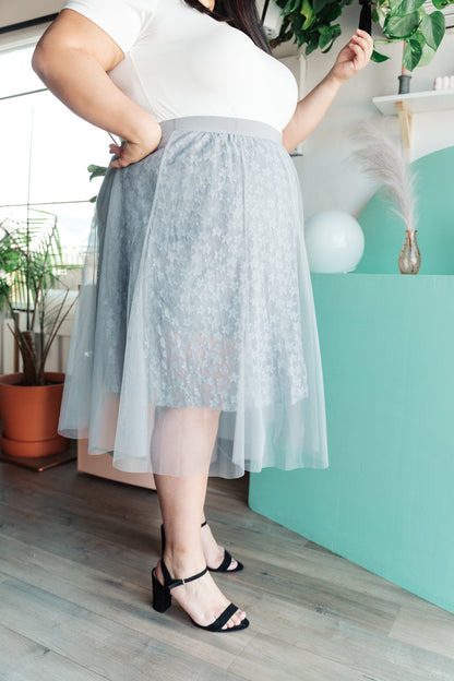 Falda de encaje a capas en gris (exclusivo en línea)