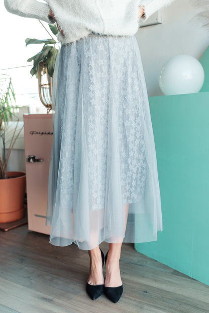 Falda de encaje a capas en gris (exclusivo en línea)