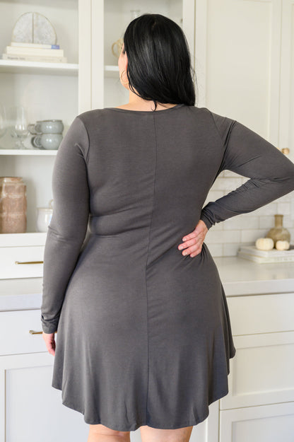 Vestido de manga larga con botones en gris ceniza (exclusivo en línea)