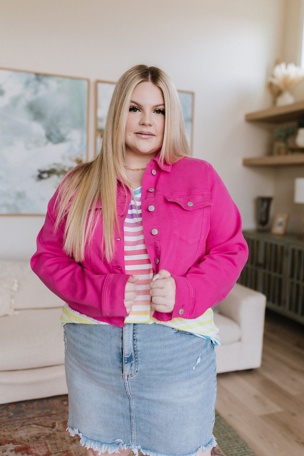 Avec une veste en jean Whisper en rose vif (exclusivité en ligne) 