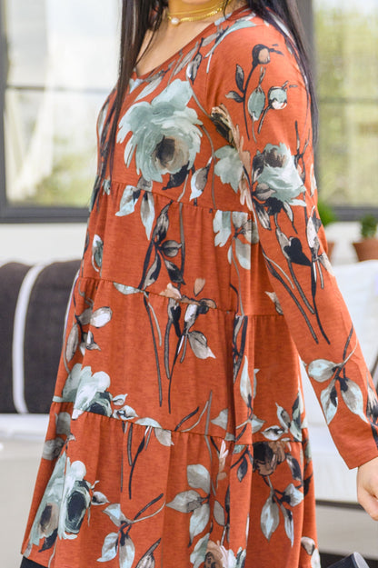 Vestido color óxido con flores escalonadas de Lovely Meeting (exclusivo en línea)