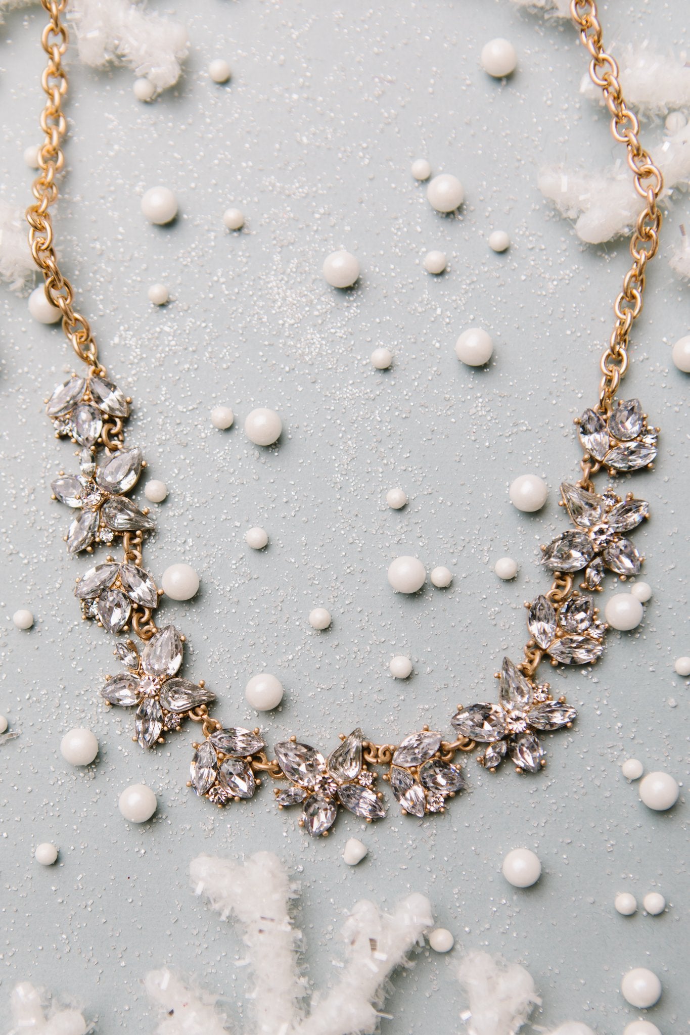 Collar floral escalonado con diamantes de imitación (exclusivo en línea)
