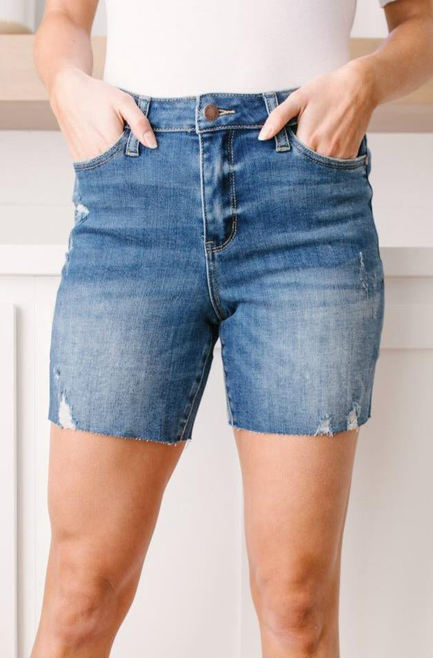 Pantalones cortos con lavado oscuro y borde recto (exclusivo en línea)