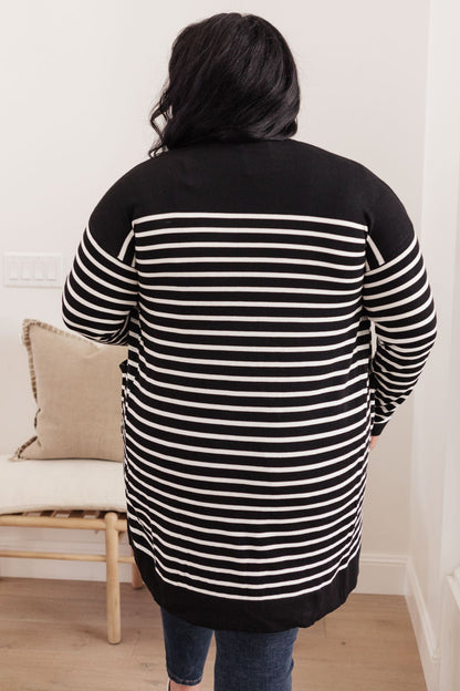 Cárdigan con bolsillo Swift Stripes en blanco y negro (exclusivo en línea)