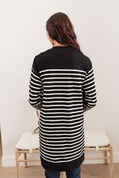 Cardigan à poche Swift Stripes en noir et blanc (exclusivité en ligne)