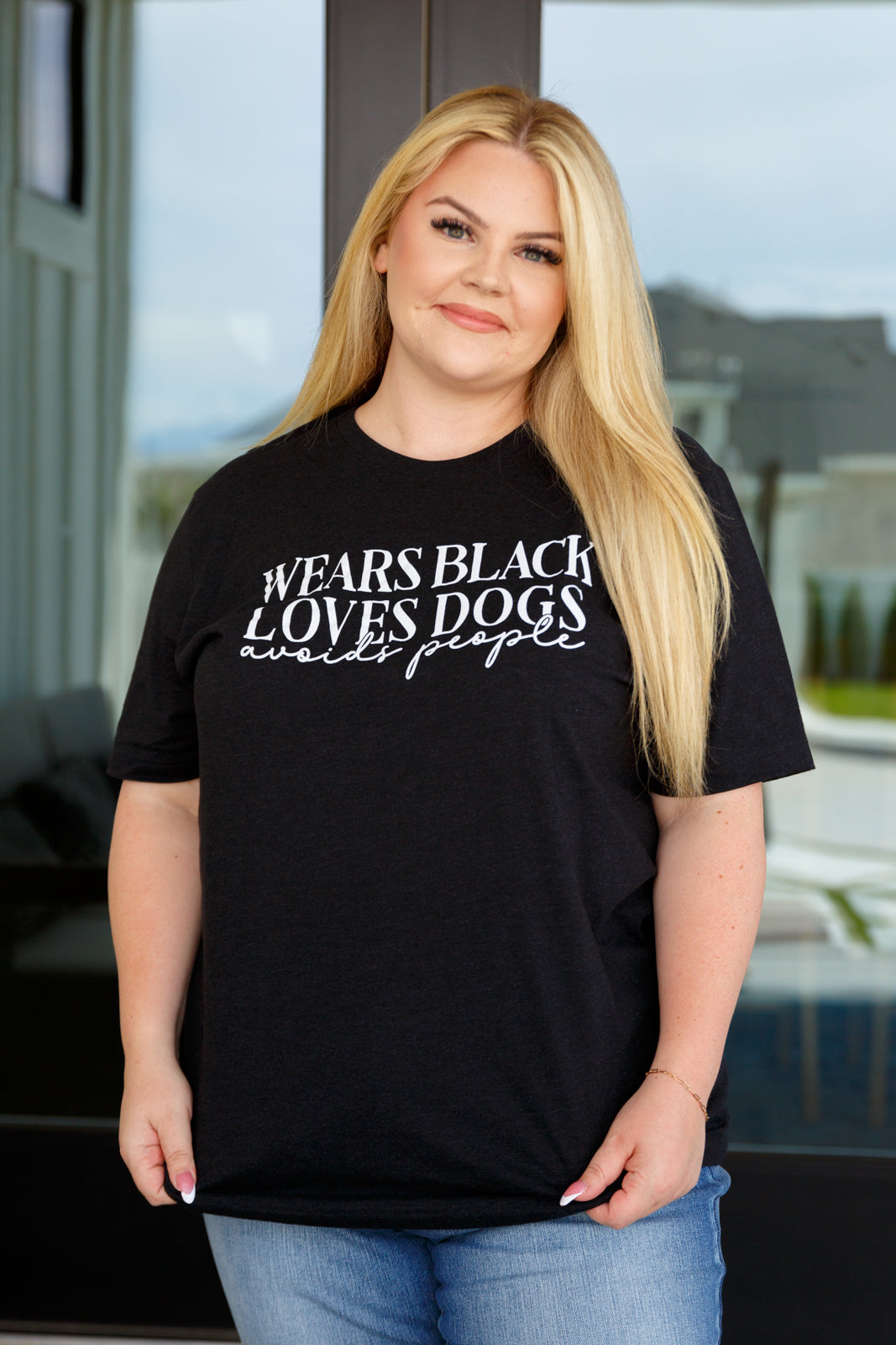 Viste de negro, camiseta con gráfico Loves Dogs en negro jaspeado (exclusivo en línea)