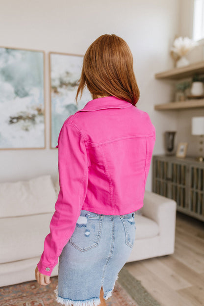 Avec une veste en jean Whisper en rose vif (exclusivité en ligne) 