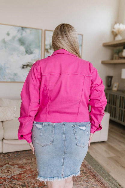 Avec une veste en jean Whisper en rose vif (exclusivité en ligne) 