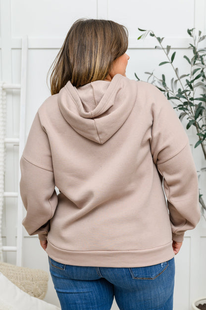 Sudadera con capucha y cremallera en color moca (exclusivo en línea)