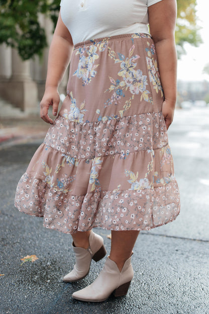 Falda midi floral Zoe en color moca (exclusivo en línea)