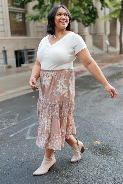 Falda midi floral Zoe en color moca (exclusivo en línea)